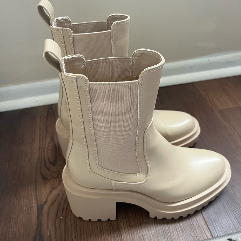 Beautiful chunky Zara Chelsea boots size 36.